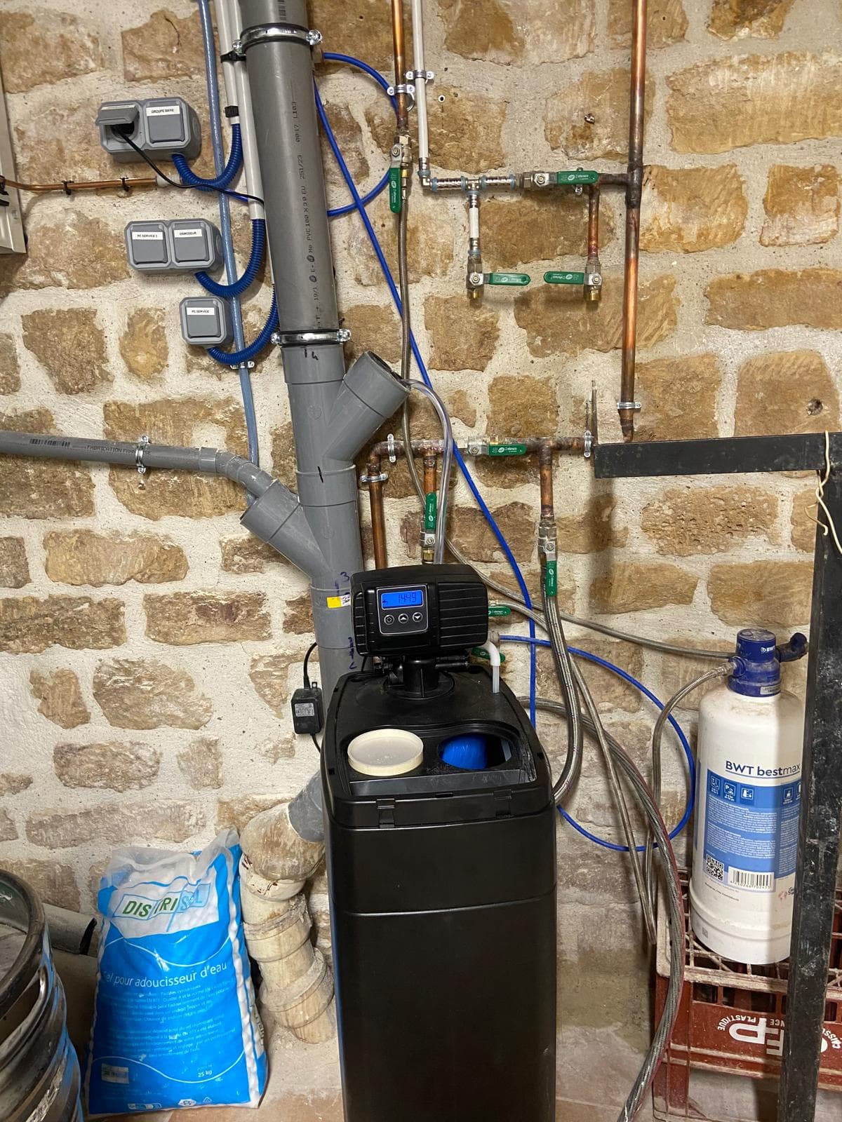 Installation d'un adoucisseur d'eau BWT avec raccordement cuivre