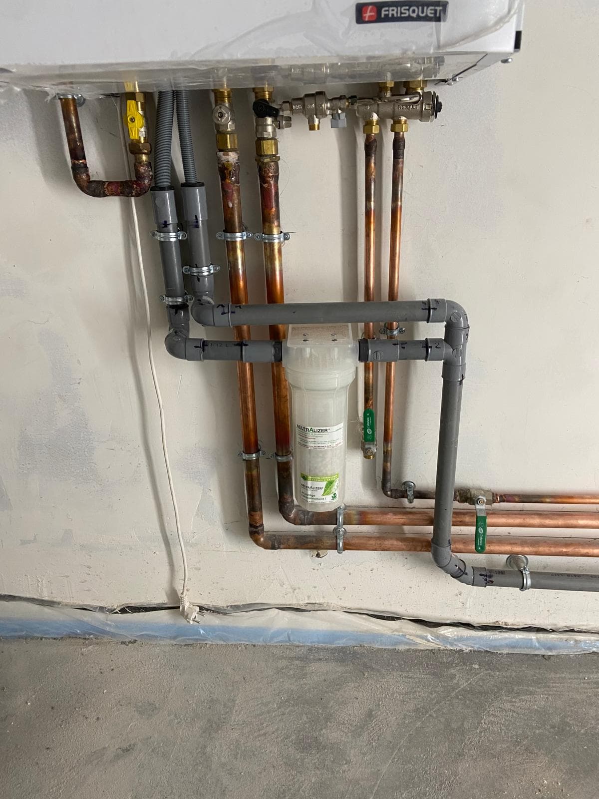 Installation chaudière Frisquet avec neutraliseur de condensats